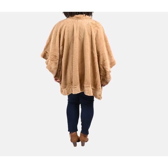 COFFE FAUX FUR RUANA WITH TOGGLE BUTTON. COMES WITH FREE FAUX FUR HANDBAG💕 - Picture 3 of 5